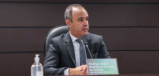 Fotografia do juiz membro da Corte do Tribunal Regional Eleitoral (TRE-PR), Dr. Rodrigo Otávio R...