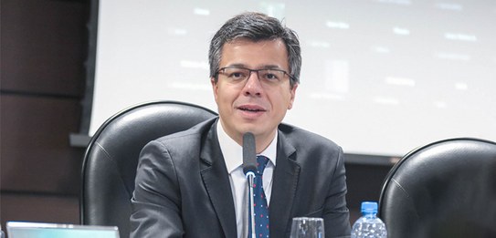 Fotografia do juiz membro da Corte e ouvidor do TRE-PR, Dr. Thiago Paiva dos Santos. Ele está se...
