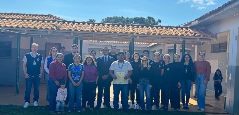 Justiça Eleitoral atende na Reserva Indígena do Ivaí até a próxima sexta-feira (16) Fotografia em que aparecem várias pessoas posando na frente de um corredor com cobertura, que fa...