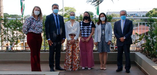 Justiça Eleitoral do Paraná firma convênio com o Instituto Paranaense de Direito Eleitoral (Iprade) Foto de quatro mulheres e dois homens em pé, um ao lado do outro, no terraço da presidência do T...
