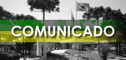 Banner em preto e branco da fachada de um prédio no qual há, ao centro, escrito em fonte branca,...