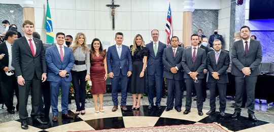 Justiça Eleitoral do Paraná participa do Encontro Nacional das Escolas Judiciárias Eleitorais Fotografia de um grupo de pessoas em pé, olhando em frente