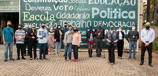 Justiça Eleitoral do Paraná recebe visita do Projeto Autodefensoria Em frente à Escola de Cidadania Política, há 16 pessoas. Entre elas: palestrantes; organizadores...