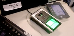Foto de aparelho que coleta biometria das eleitoras e eleitores