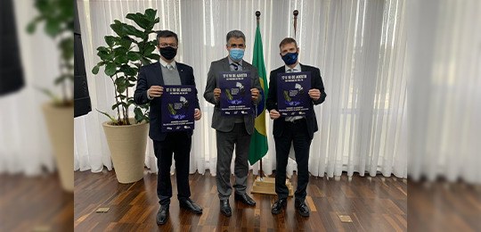 Foto do doutor Thiago Paiva dos Santos, desembargador Tito Campos de Paula e o conselheiro Fábio...