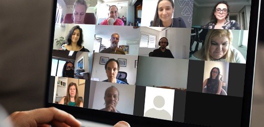 Laboratório de Inovação, Inteligência e Objetivos de Desenvolvimento Sustentável (LIODS) do TRE-PR participa do projeto JusClima2030 Foto de captura de tela de uma reunião virtual com vários participantes aparecendo na tela