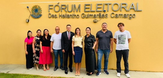 foto registrada em frente ao Fórum Eleitoral da Lapa. Servidoras e servidores estão posando para...