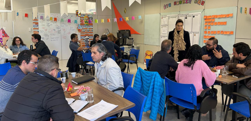 LIODS do TRE-PR conclui etapa do “Projeto Inclusão: Mãos à Obra” fotografia na qual se vêem servidoras e servidores distribuídos e sentados em quatro mesas, enqu...