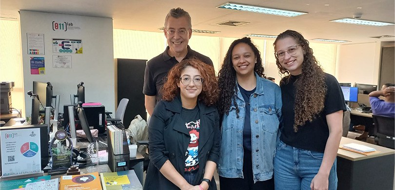 LIODS-PR faz visita técnica ao (011).lab Fotografia de três mulheres jovens e um homem posando sorrindo em uma sala. Todas as pessoas usa...