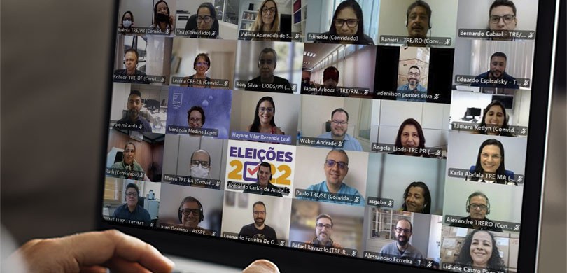 Fotografia de uma tela de um notebook durante uma reunião por videoconferência. 32 pessoas, entr...
