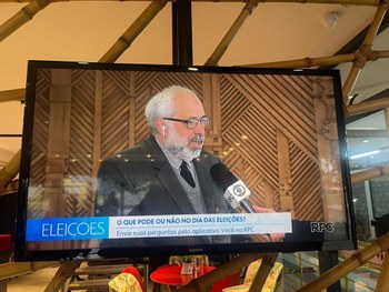 Fotografia, estilo selfie, de quatro mulheres e quatro homens, posando sorrindo para foto. Os ho...