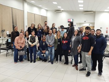 Banner dividido em duas partes, uma “antes” e outra “depois”. Na primeira imagem, as cadeiras da...