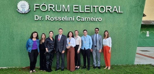foto registrada em frente ao Fórum Eleitoral da Lapa. Servidoras e servidores estão posando para...