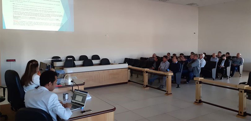 Matelândia firma acordo para combater desinformação e violência política Fotografia de uma sala de audiência. Na plateia, há diversas pessoas sentadas e, à frente, senta...