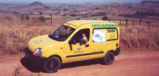 Entre julho e setembro de 2000, quatro veículos Kangoo, emprestados pela montadora Renault, perc...