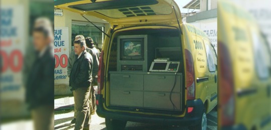 Entre julho e setembro de 2000, quatro veículos Kangoo, emprestados pela montadora Renault, perc...