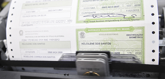 Foto de títulos eleitorais sendo impressos
