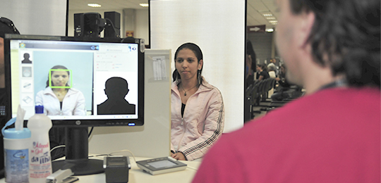 Foto de uma mulher sendo fotografada para a produção do seu título eleitoral