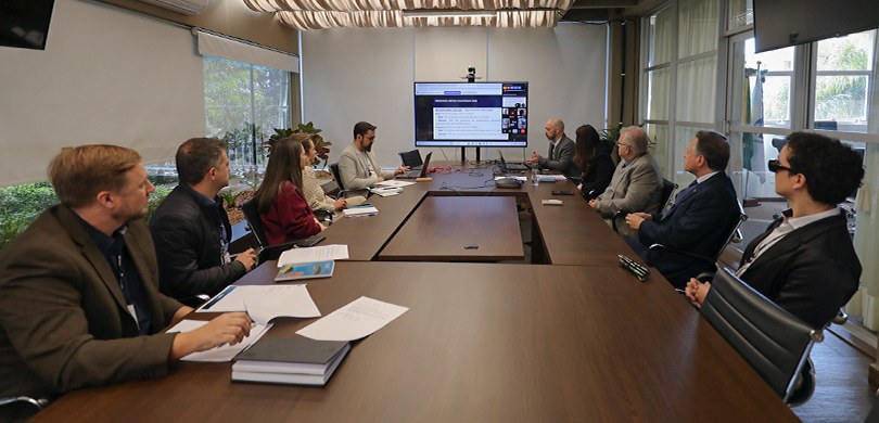 Metas da Justiça Eleitoral para 2026 são debatidas em reunião com magistradas e magistrados Fotografia de uma reunião em que diversas pessoas, entre mulheres e homens, estão sentadas em ca...
