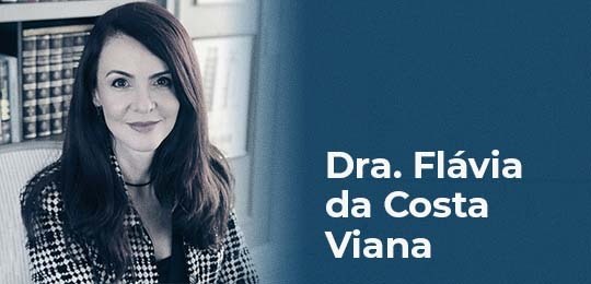 Foto de fundo azul com a foto da Dra. Flavia da Costa Viana à esquerda e, à direita, escrito em ...