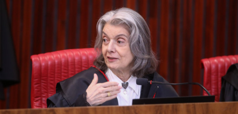 Ministros Nunes Marques e André Mendonça são eleitos presidente e vice do TSE 2 Fotografia na qual se observa uma mulher de pele clara e cabelos grisalhos, na altura dos ombros...