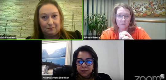 Mulheres em Campanha: conheça as regras da propaganda eleitoral Fotografia que reproduz uma sala virtual de videoconferência. Há três mulheres, duas na parte su...