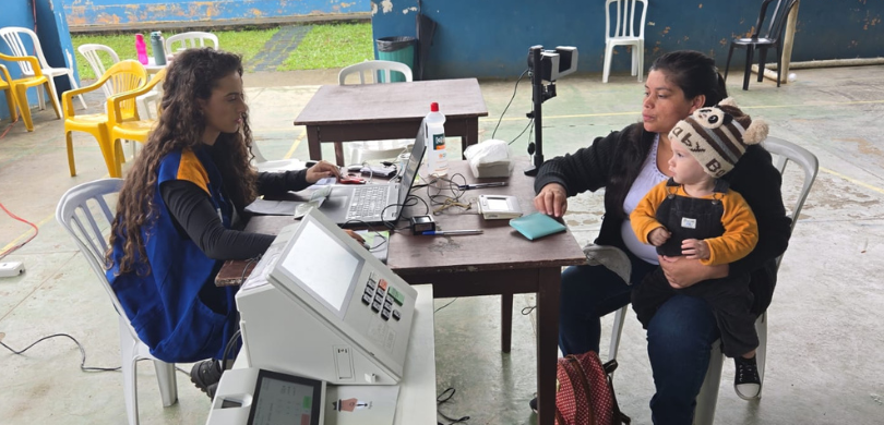 Na imagem veem-se duas mulheres sentadas uma de frente para a outra. Uma delas tem os cabelos ca...