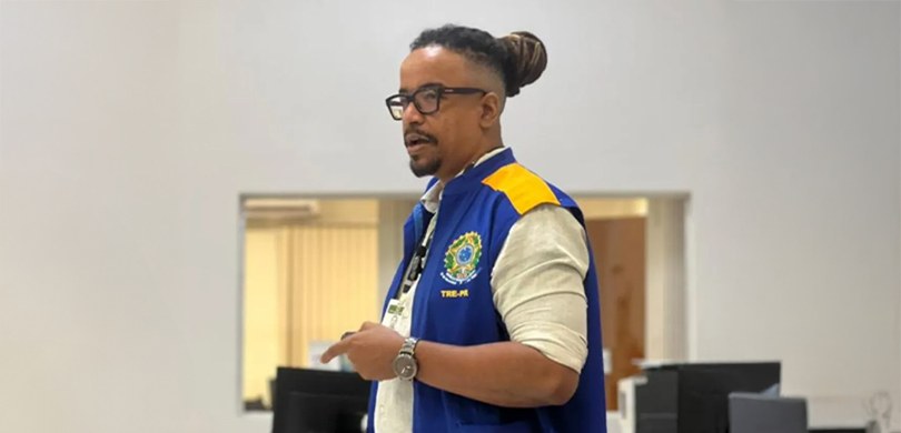 Na véspera do Dia de Luta pela Eliminação da Discriminação Racial, servidor compartilha texto para motivar reflexão e ações concretas Foto em que aparece o servidor Leonardo, vestindo um colete azul e amarelo da Justiça Eleitoral,...