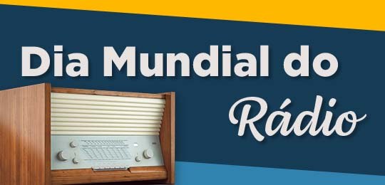 No ar: TRE-PR comemora Dia Mundial do Rádio e relembra parcerias Banner escrito "Dia Mundial do Rádio". O fundo tem três faixas: amarelo, azul escuro e azul clar...