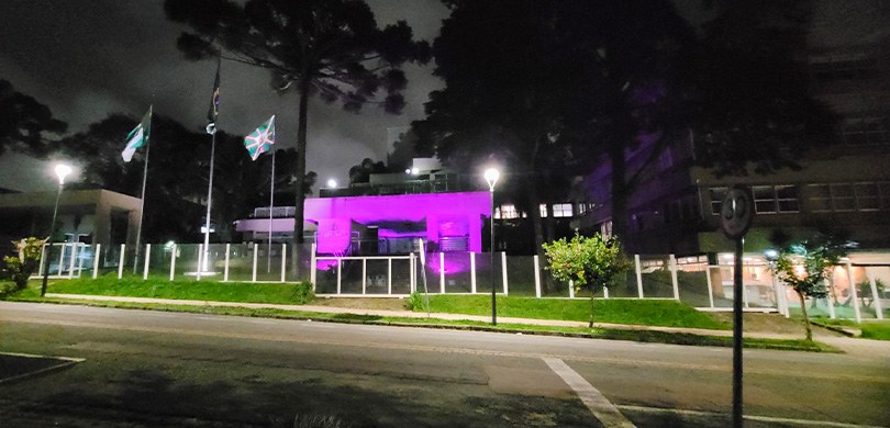 No Dia D do Outubro Rosa, TRE-PR ressalta a importância da campanha Foto da fachada do edifício-sede do TRE-PR, em Curitiba, iluminado de cor-de-rosa, no período da...
