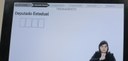 Na imagem, vê-se a tela do terminal de votação da urna eletrônica. Na parte superior, há uma bar...