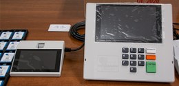 Foto da nova urna, modelo 2020, em cima de uma mesa