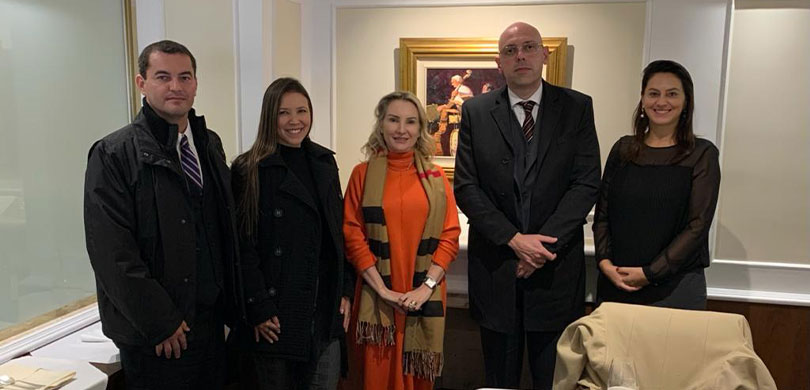 Novo programa “Justiça Eleitoral Por Elas” busca ampliar participação feminina na política Fotografia de cinco pessoas em pé, sendo três mulheres e dois homens. Ao fundo está uma parede e...