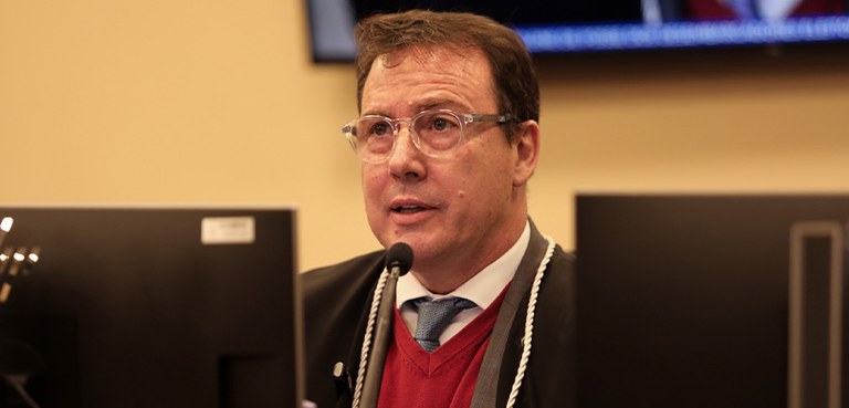 Novos membros da Corte da classe de Juiz de Direito tomam posse no TRE-PR 2 Fotografia do desembargador eleitoral Osvaldo Canela Júnior falando ao microfone. Ele tem cabelo...