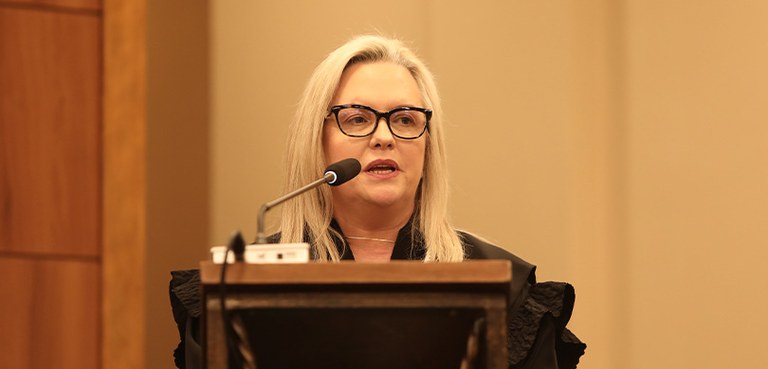 Novos membros da Corte da classe de Juiz de Direito tomam posse no TRE-PR 5 Fotografia da desembargadora eleitoral substituta Sandra Bauermann falando em um púlpito. Ela te...