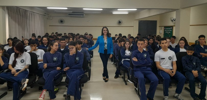 Palestra sobre democracia e cidadania em Medianeira Um auditório lotado de alunas e alunos do ensino médio do Colégio Tancredo Neves em Medianeira. ...