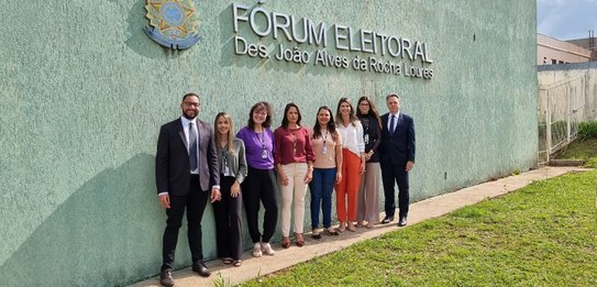 foto registrada em frente ao Fórum Eleitoral da Lapa. Servidoras e servidores estão posando para...