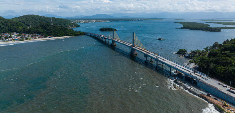Paranaense ganha mais tempo com a Ponte de Guaratuba, mas pode perdê-lo se deixar para regularizar o Título na última hora! Fotografia aérea que retrata a construção da Ponte de Guaratuba sobre a Baía de Guaratuba, no li...