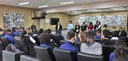 Fotografia dos estudantes na sala de sessões da Câmara Municipal de Colombo.