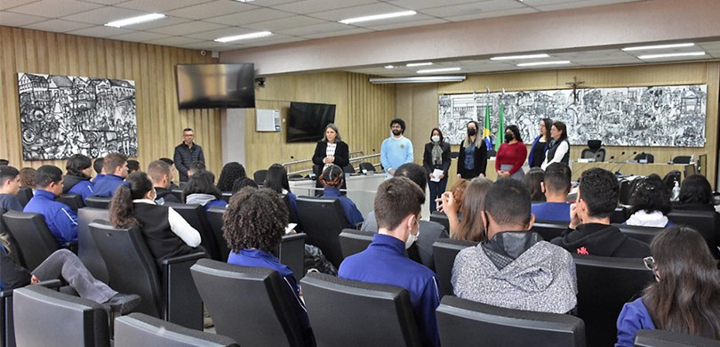 Fotografia dos estudantes na sala de sessões da Câmara Municipal de Colombo.
