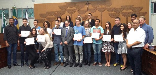 Foto de participantes do Parlamento Jovem