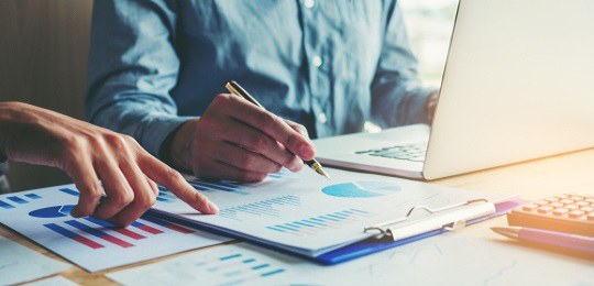 Partidos políticos têm até o dia 30 de junho para apresentar a prestação de contas anual Imagem de um homem mexendo em um notebook que está sobre a mesa e com uma caneta em uma das mãos...