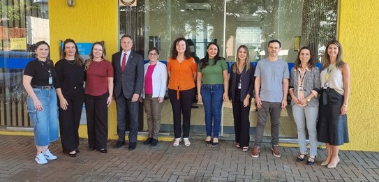 foto registrada em frente ao Fórum Eleitoral da Lapa. Servidoras e servidores estão posando para...