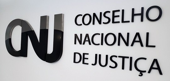 Imagem de fundo branco, escrito em letras pretas: CNJ Conselho Nacional de Justiça