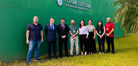 foto registrada em frente ao Fórum Eleitoral da Lapa. Servidoras e servidores estão posando para...