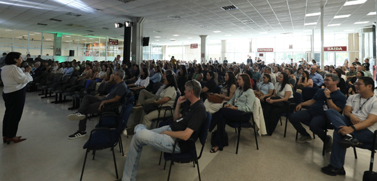 Na fotografia, vê-se o secretário de Tecnologia da Informação, Gilmar Jose Fernandes de Deus se ...