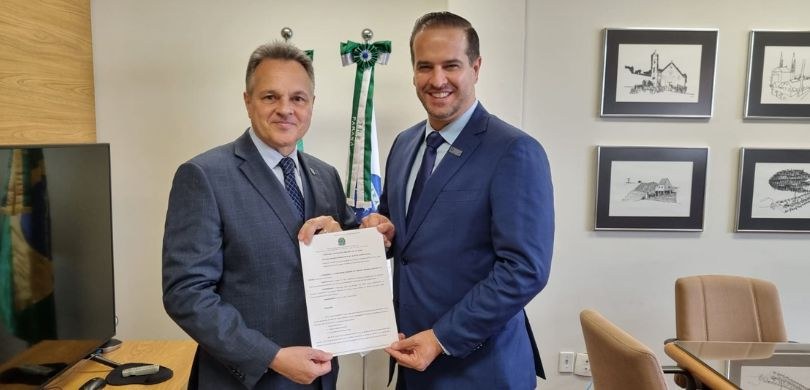 Portaria Conjunta PRESID-CRE nº 01/2026 padroniza procedimento para expedição de certidões Fotografia de dois homens, vestindo ternos nos tons cinza e azul com gravatas, posando em pé e s...