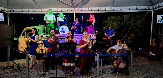 Banda Fora da Pauta, composta por servidoras e servidores do TRE-PR. A foto foi tirada à noite. ...