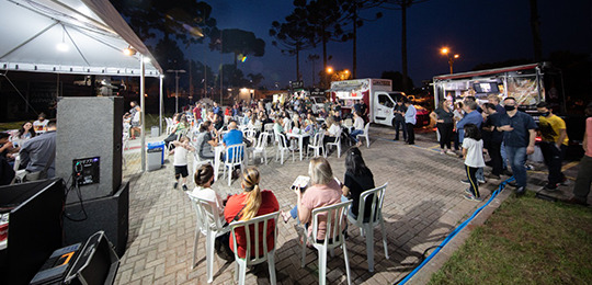 Na foto, servidoras e servidores aproveitam a noite dos Food Trucks que aconteceu após o Prepara...