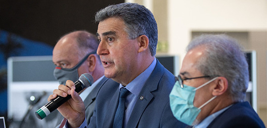 Da esquerda para a direita, o vice-presidente e corregedor do TRE-PR, desembargador Vitor Robert...